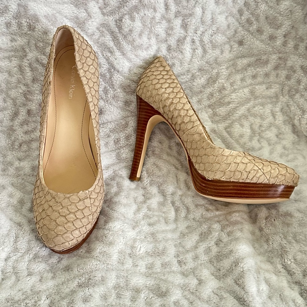 Calvin Klein Kendall Platform Heels, Fish Scale
Pattern Beige size 8M✨EUC✨ - Picture 2 of 11
